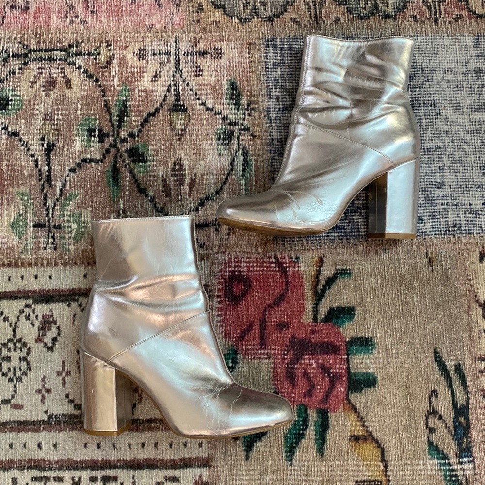 Metallic Silver Boots 👢👢✨